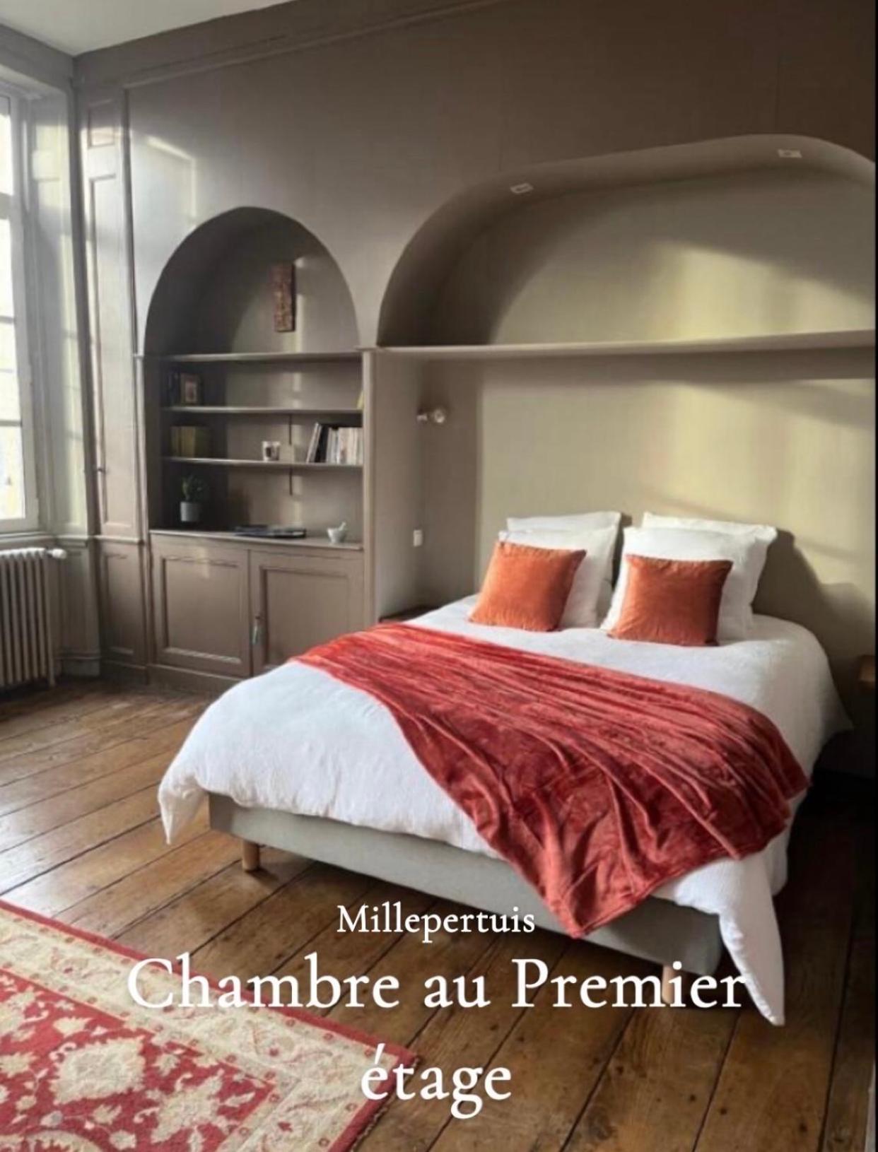 Mercier De Montigny - Les Chambres Du Beffroi - Spa Et Massage Fougeres Exterior photo